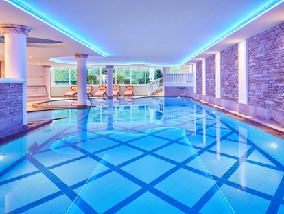 Wellnessurlaub - Pools: Infinity Pool - Ziehen Sie nach einem Tag voller Erlebnisse noch ein paar Runden in unserem Indoor Pool!  - ZillergrundRock Luxury Mountain Resort