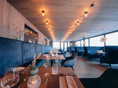 Wellnessurlaub - Pools: Infinity Pool - Unser Restaurant Lucas mit tollem Panoramablick!  - ZillergrundRock Luxury Mountain Resort