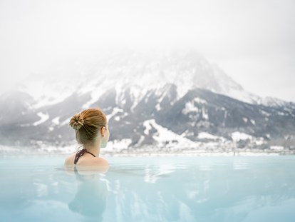 Wellnessurlaub - Tiroler Oberland - Beheizter Außenpool im Winter
©️ Günter Standl - Hotel Post Lermoos