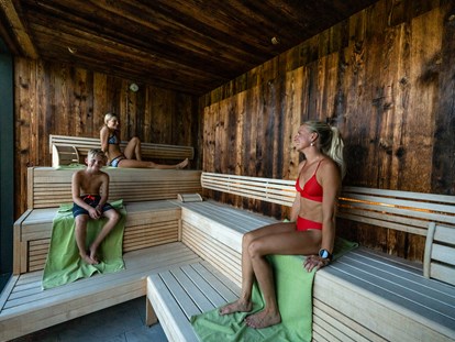 Wellnessurlaub - Parkplatz: kostenlos beim Hotel - Familien Dress On Sauna - Good Life Resort Riederalm