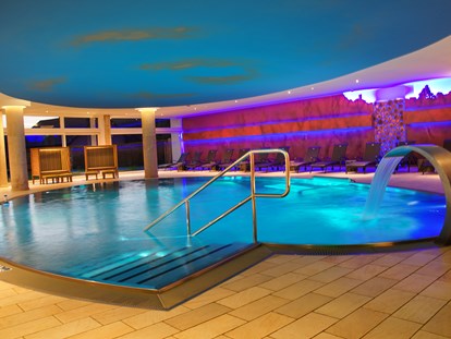 Wellnessurlaub - Pools: Infinity Pool - Der Innenpool "Schlössla" mit Whril-Liegen und Bänken ist bereit für Sie!  - Landhaus Sponsel-Regus