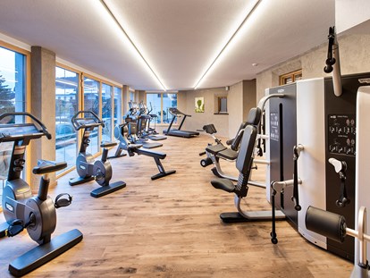 Wellnessurlaub - Pools: Infinity Pool - Fitnessraum mit Panoramablick  - Hotel TIROL