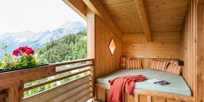 Wellnessurlaub - Tiroler Oberland - Kuschelecke in der Lichtblick Suite, Alpenwelt Kuschelsuite und Schalbennest Suite - Inntalerhof - DAS Panoramahotel