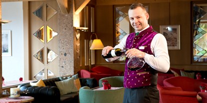 Wellnessurlaub - Tiroler Oberland - Genießen Sie nach einem aktiven Tag am Abend ein Glas Wein in der Lounge, im Winter mit Kamin oder im Sommer auf der Panoramaterrasse! - Inntalerhof - DAS Panoramahotel