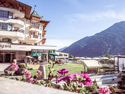 Wellnessurlaub - Parkplatz: kostenlos beim Hotel - Liegewiese - Alpin Family Resort Seetal****s