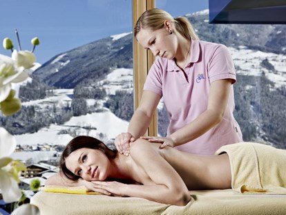 Wellnessurlaub - Rücken-Nacken-Massage - Massage und Wellnessbehandlungen - Alpin Family Resort Seetal****s