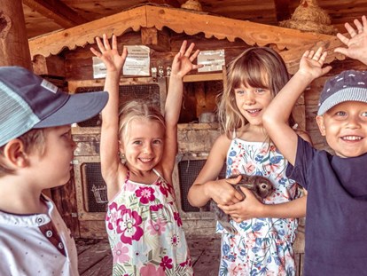 Wellnessurlaub - Wellness mit Kindern - Besuch am Streichelzoo - Alpin Family Resort Seetal****s
