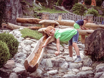 Wellnessurlaub - Wellness mit Kindern - Bachlauf zum Wasser leiten - Alpin Family Resort Seetal****s