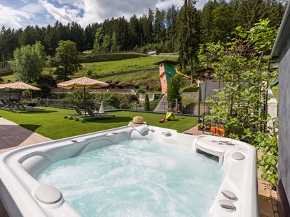 Wellnessurlaub - Parkplatz: kostenlos beim Hotel - Whirlpool auf unserer Terrasse - Alpin Family Resort Seetal****s