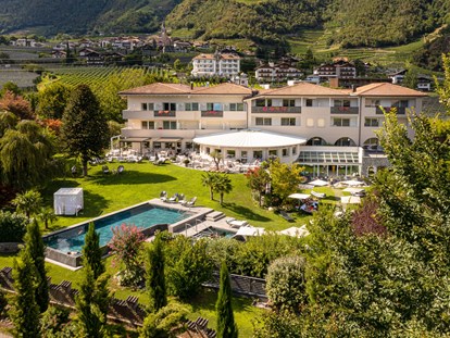 Wellnessurlaub - Pools: Infinity Pool - Hotelansicht - Wellnesshotel Südtirol - FAYN garden retreat hotel