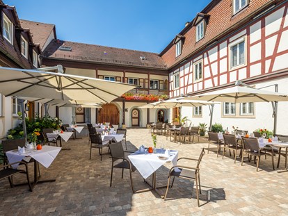 Wellnessurlaub - Parkplatz: kostenlos beim Hotel - Schlossinnenhof  - Schloss Döttingen