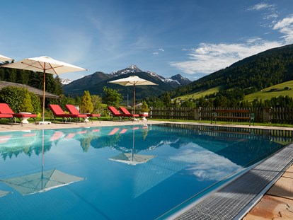 Wellnessurlaub - Parkplatz: kostenlos beim Hotel - Panorama Wellnessgarten mit Pool und traumhafter Aussicht - Alpbacherhof****s - Mountain & Spa Resort