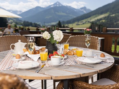 Wellnessurlaub - Parkplatz: kostenlos beim Hotel - Herrliche Ausblicke beim reichhaltigen Frühstück auf der Panoramaterrasse
 - Alpbacherhof****s - Mountain & Spa Resort