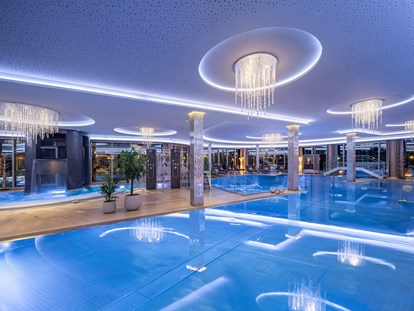 Wellnessurlaub - Pools: Infinity Pool - 20 m Indoorbecken mit Attraktionspools und Wasserfallturm - 5-Sterne Wellness- & Sporthotel Jagdhof