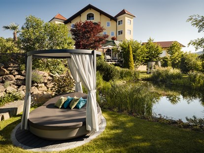 Wellnessurlaub - Parkplatz: kostenlos beim Hotel - Ruheoase mit Himmelbetten im Gartenbereich - 5-Sterne Wellness- & Sporthotel Jagdhof