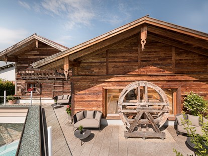 Wellnessurlaub - Pools: Infinity Pool - Ruhebereich vor der Stadl-Sauna "Alte Mühle" - 5-Sterne Wellness- & Sporthotel Jagdhof