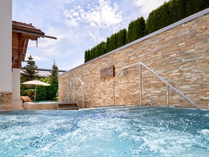 Wellnessurlaub - Pools: Infinity Pool - FKK-Whirlpool - 5-Sterne Wellness- & Sporthotel Jagdhof