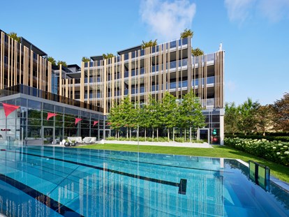 Wellnessurlaub - Pools: Infinity Pool - 25 m langer Sportpool mit PowerSwim - 5-Sterne Wellness- & Sporthotel Jagdhof