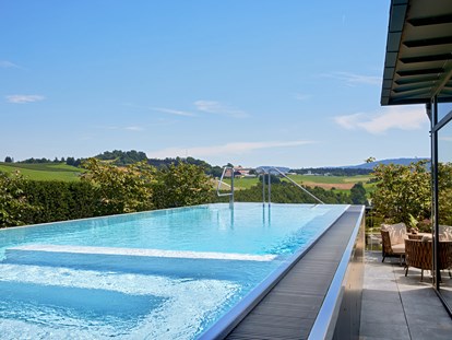 Wellnessurlaub - Pools: Infinity Pool - Privater Infinity-Pool auf der Dachterrasse der eigenen Luxus-Suite - 5-Sterne Wellness- & Sporthotel Jagdhof