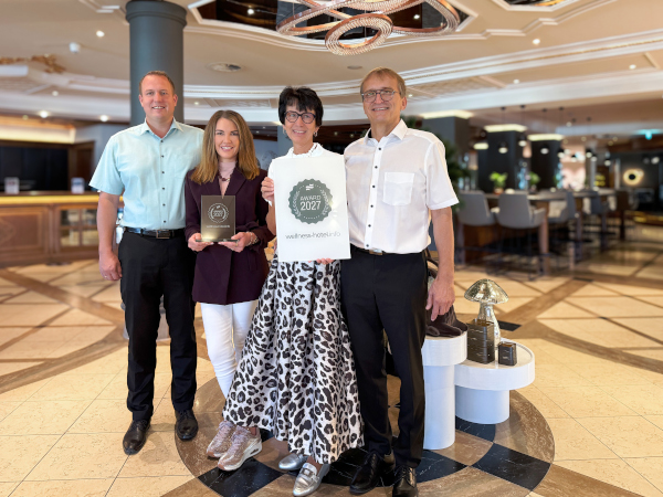 Gastgeberfamilie Ritzinger sich &uuml;ber die erneute Auszeichnung mit dem wellness-hotel.info Award