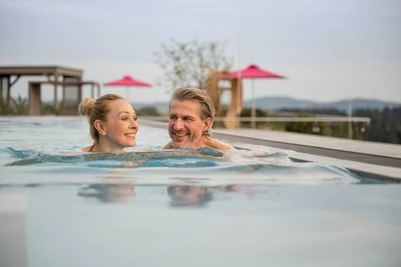 Paar im Sky-Pool vom Hotel Hüttenhof
