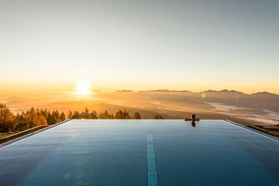 Der 25 Meter lange Infinity-Pool im Feuerberg Mountain Resort liegt auf 1.769 Höhenmetern und begeistert mit seinem spektakulären Ausblick über die Täler und Seen Kärntens.