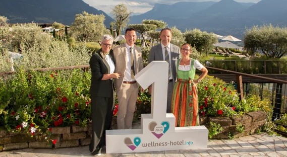Evelyn, Philipp, Patrick und Silvia Nestl (v. l . n. r.) freuen sich über die erneute Auszeichnung mit dem wellness-hotel.info Award