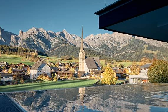 Die HOCHKÖNIGIN - Ausblick aus dem Infinity Pool