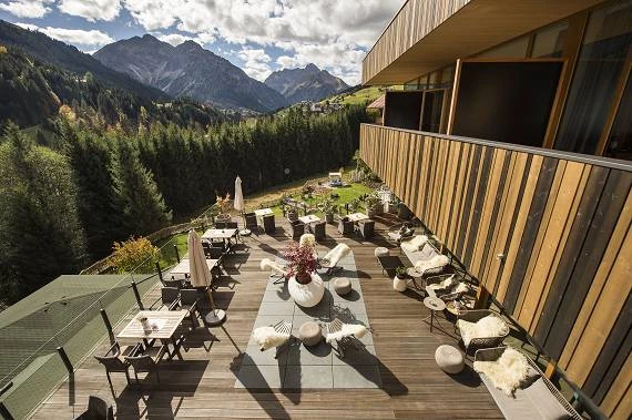 Ausblick von der Terrasse im Wellnesshotel Walserhof