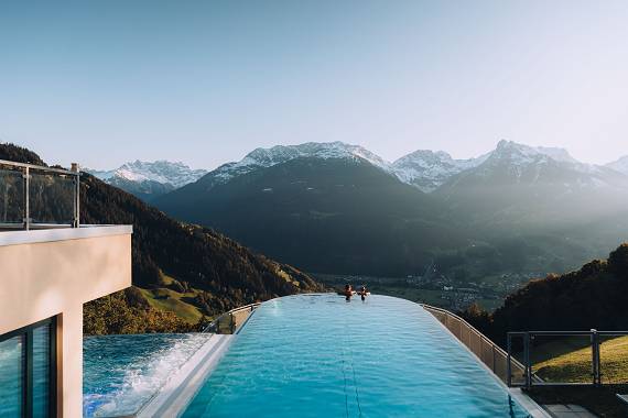 Auf 1.100 Metern Seeh&ouml;he befindet sich das Hotel Fernblick Montafon, welches mit Sky Pool und Infinity Relax Pool &uuml;berzeugt