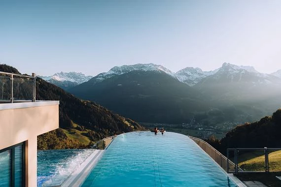 Auf 1.100 Metern Seehöhe befindet sich das Hotel Fernblick Montafon, welches mit Sky Pool und Infinity Relax Pool überzeugt