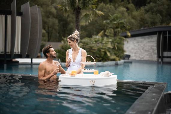 Paar im Pool des Adults Only Hotels "Quellenhof See Lodge"