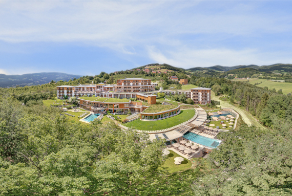 Das Retter Bio-Natur-Resort in P&ouml;llauberg eingebettet in der H&uuml;gel- und Waldlandschaft der Oststeiermark