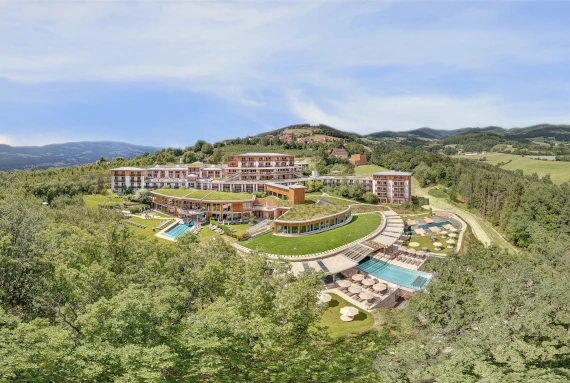 Das Retter Bio-Natur-Resort in Pöllauberg eingebettet in der Hügel- und Waldlandschaft der Oststeiermark