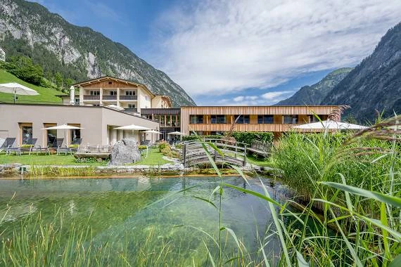 Alpenhotel Zimba mit Panoramasauna, Indoor-Infinity-Pool sowie ein Naturbadeteich mit Liegewiese