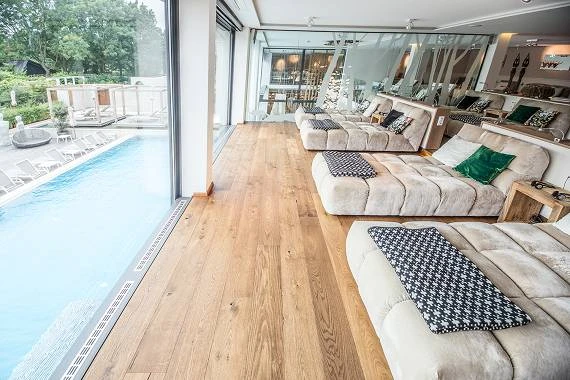 Ruhebereich mit Liegen im Landhotel Voshövel