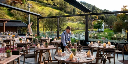 Wellnessurlaub - Restaurant - Steinhaus im Ahrntal - Die Sunset Terrasse wird für den Abend vorbereitet - das Alois ****s