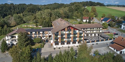 Wellnessurlaub - Parkplatz: gebührenpflichtig beim Hotel - Thyrnau - Aussenansicht Tag - Wellnesshotel Zum Koch