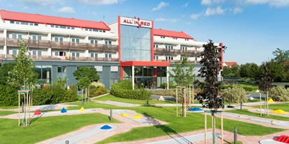 Wellnessurlaub - zustellbare Kinderbetten - Siget in der Wart / Örisziget - All in Red Hotel
