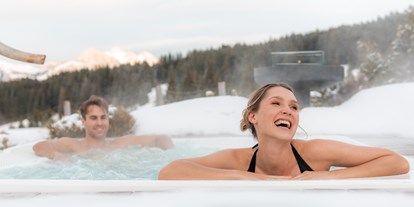 Wellnessurlaub - Kräutermassage - La Villa in Badia - Tirler Dolomites Living Hotel 
