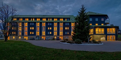 Wellnessurlaub - Finnische Sauna - Seßlach - Hotel am Abend - Hotel Kammweg am Rennsteig