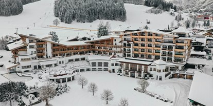 Wellnessurlaub - Hotel-Schwerpunkt: Wellness & Sport - Kössen - Außenansicht Winter - Sporthotel Ellmau