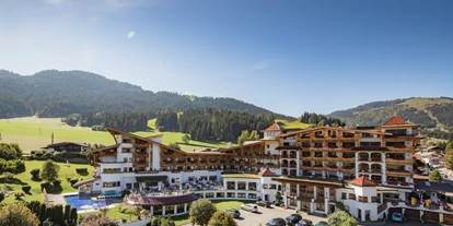 Wellnessurlaub - Umgebungsschwerpunkt: Berg - Brixen im Thale - Außenansicht Sommer - Sporthotel Ellmau
