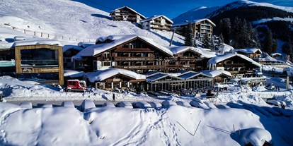 Wellnessurlaub - Babysitterservice - Leogang Hütten - Außenansicht | Winter | Das Alpenwelt Resort - MY ALPENWELT Resort****SUPERIOR