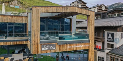 Wellnessurlaub - Pools: Infinity Pool - Kaprun Fürth - FelsenBAD & SPA Außenansicht - MY ALPENWELT Resort****SUPERIOR
