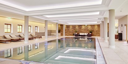 Wellnessurlaub - Hinterwiestal - Indoor-Pool im SPA-Bereich des Arabella Jagdhof Resort am Fuschlsee - Arabella Jagdhof Resort am Fuschlsee