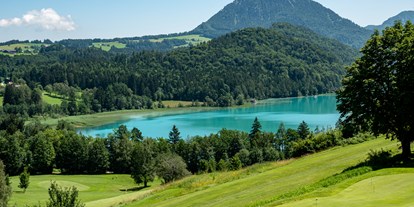 Wellnessurlaub - PLZ 83458 (Deutschland) - Blick auf den kristallblauen Fuschlsee - Arabella Jagdhof Resort am Fuschlsee