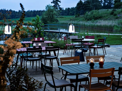 Wellnessurlaub - Pools: Außenpool nicht beheizt - Niederösterreich - Terrasse des Restaurant ©Inge Prader - Golfresort Haugschlag