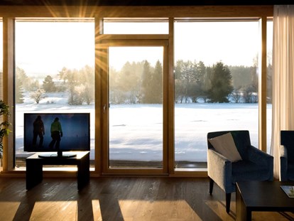 Wellnessurlaub - Bettgrößen: Doppelbett - Eichberg (Großdietmanns) - Blick aus der Fairway-Suite Winter ©Christian Freitag - Golfresort Haugschlag