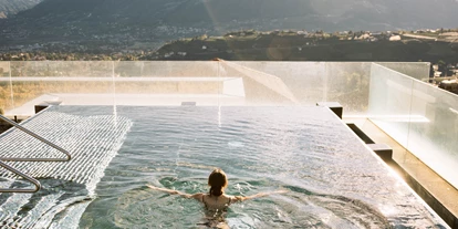 Wellnessurlaub - Pools: Außenpool beheizt - Gargazon bei Meran - Infinitypool mit 360° Ausblick - Hotel Hohenwart